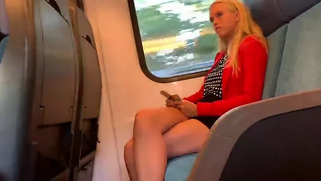 سکسی, بور خوشگل, بلوند زیبا, پاهای سکسی, بلوند ساق بلند, قطار سکسی, فضول در قطار, بلوند فضول, فضول