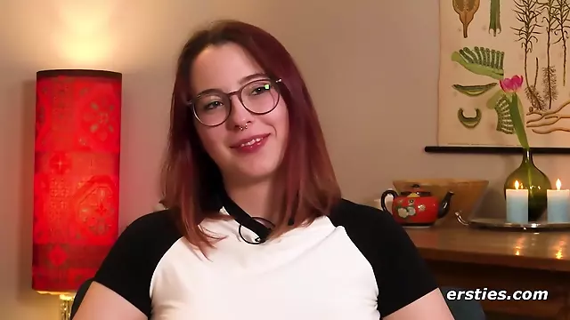 Die 19-jhrige Daisy masturbiert beim Zocken - busty redhead pawg nerd solo