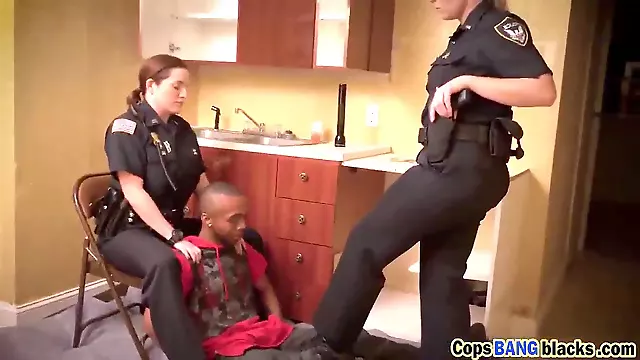 پلیس سیاه, سه نفری سکس یک سیاه