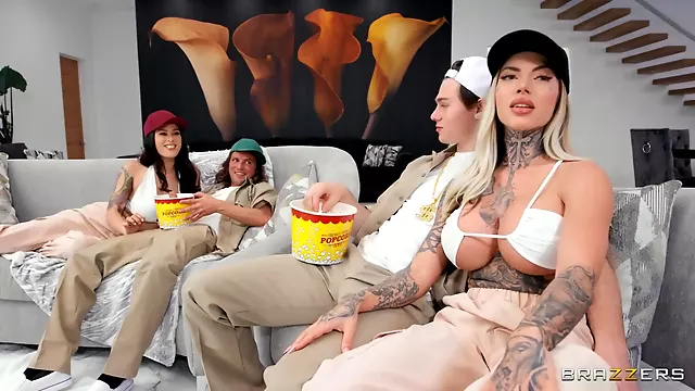 Mamas Grandes Foder, Peituda, Tatuada Peitos Grandes, Tetas Grandes Trio, Tetas, Tatuagem Em Baixo Dos Peitos