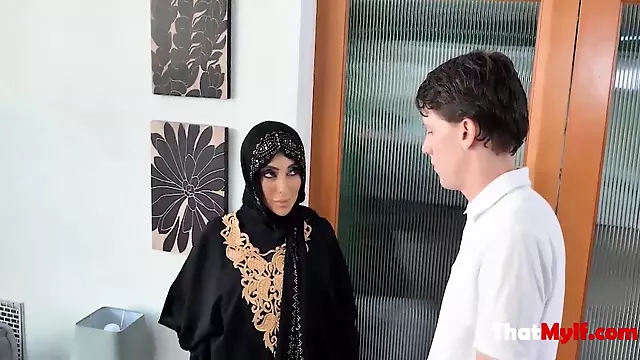 Cougar in hijab fucks repairer- Kylie Kingston
