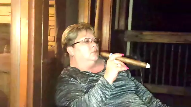 Smokin' hot Tennessee MILF enjoys an enormous cigar outdoors