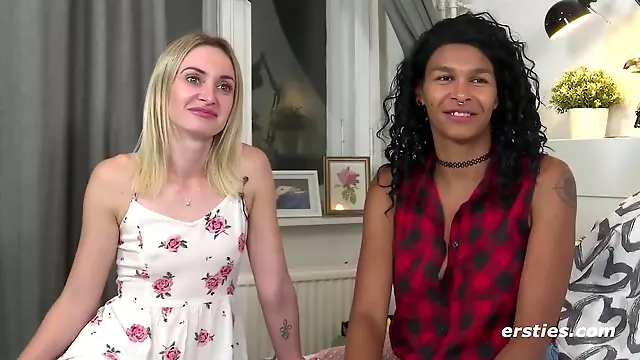 Lesbische Amateurmadels haben Sexy-Spa miteinander - Blonde and ebony in interracial lesbian sex