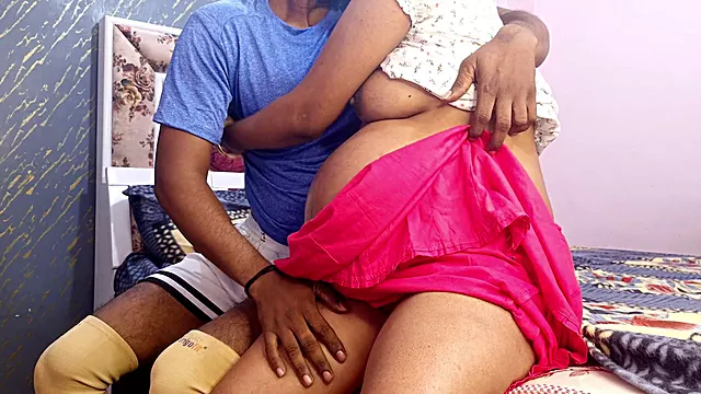 9 months pregnant Pinki Bhabhi gives sloppy blowjob and swallows Devar's load